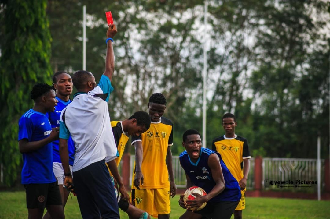 Referee issuing a decision during a KEDOPEACH match